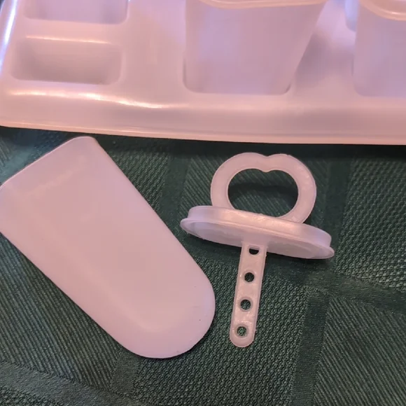 Heart-Shaped Handle Tupperware Popsicle Molds - Picture 2 of 7